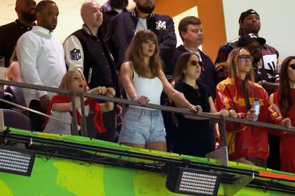 Taylor Swift Handles Super Bowl Booing Como un Pro
