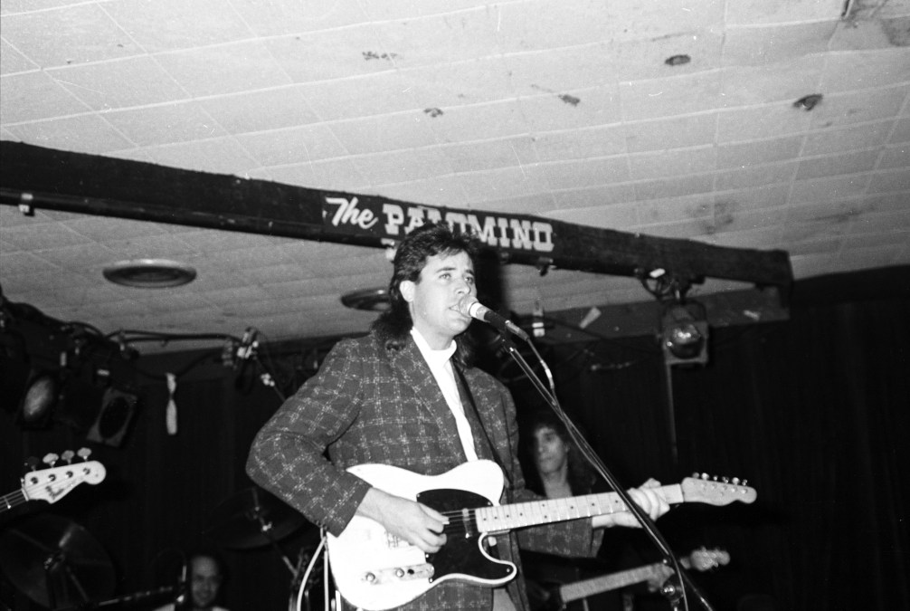 Vince Gil playing guitar