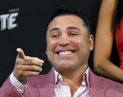 Óscar de la Hoya se burla de Canelo tras perder contra Crawford