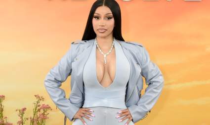 Cardi B sale a vender su propio disco a la calle – VIDEO