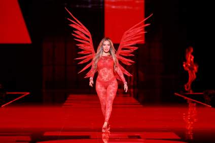 ¿Por qué Karol G no vistió lencería en el show de Victoria’s Secret?