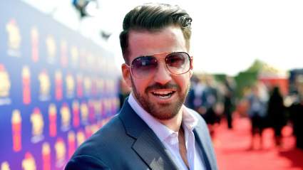 Johnny Bananas interpreta el éxito de "The Killers" en un evento reciente [Video]