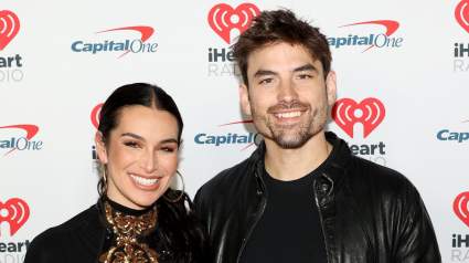 Ashley Iaconetti y Jared Haibon se divierten en un evento navideño repleto de estrellas.