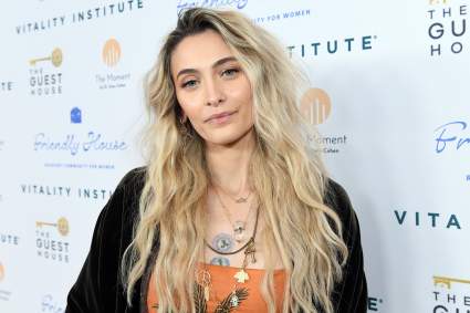 Paris Jackson habla con franqueza sobre su camino hacia la sobriedad.