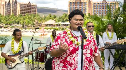 Actuación hawaiana de Iam Tongi, ganador de "American Idol", en el "Desfile Mágico de Navidad de Disney Parks" [VIDEO]