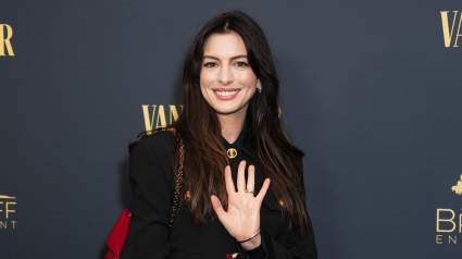 VER: Anne Hathaway muestra su transformación al rubio platino