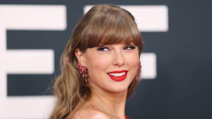 Taylor Swift sorprende con un minivestido de terciopelo en 'The Late Show' [FOTOS]