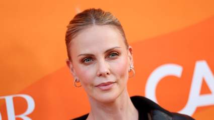 Charlize Theron, de 50 años, rinde homenaje a la diva más grande con un body transparente: FOTOS