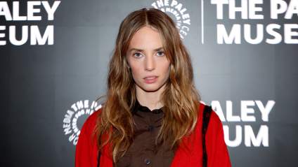 Maya Hawke luce un llamativo conjunto transparente en el evento de 'Stranger Things': FOTOS