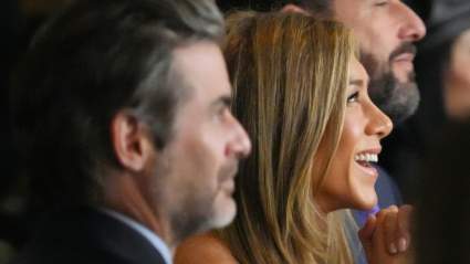 Jennifer Aniston irradia alegría en sus fotos navideñas que incluyen a su novio Jim Curtis