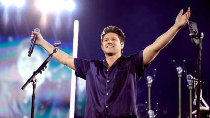 MIRA a Aiden Ross y al entrenador Niall Horan celebrando su victoria en la temporada 28 de 'The Voice'