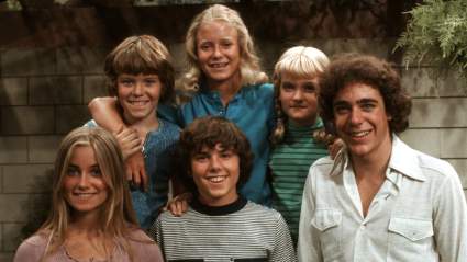 Maureen McCormick hace una rara aparición con su coprotagonista de "La Tribu Brady" en un evento benéfico: vea las tiernas fotos.