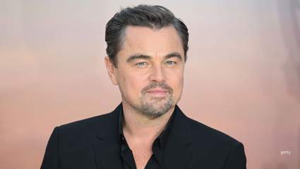 Leonardo DiCaprio sale con su padre y su madrastra en una rara aparición