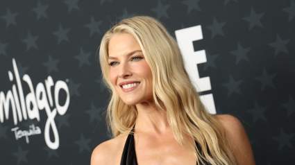FOTOS: Ali Larter luce impecable con un vestido escotado en los Critics' Choice Awards de 2026