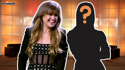 Una estrella se desploma en el sofá tras un increíble dueto improvisado con Kelly Clarkson: VIDEO