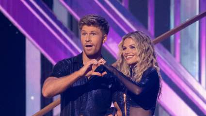Robert Irwin y Witney Carson recrean el icónico baile de DWTS en el mejor salón de baile de la historia