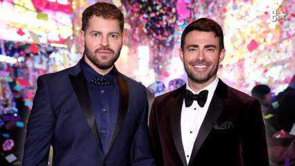 El esposo de Jonathan Bennett se rompe los pantalones de forma divertida durante una transmisión en vivo de Año Nuevo (VIDEO)