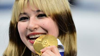 ¿Qué tiene Alysa Liu en los dientes? La sonrisa de la medallista de oro genera preguntas.