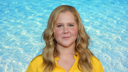 Amy Schumer luce radiante en bikini rojo tras perder peso y separarse de su esposo (VIDEO)