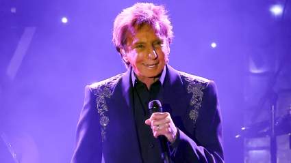 Los fanáticos de Barry Manilow envían oraciones tras su última actualización de salud
