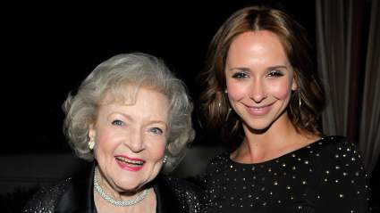Jennifer Love Hewitt hace comentarios inusuales y cariñosos sobre su "mejor amiga" Betty White