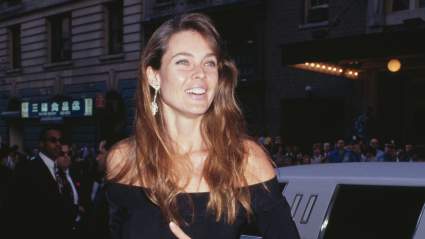 La querida supermodelo de los 80 sorprende a sus fans con un nuevo e impresionante vídeo que muestra su figura a los 65 años.
