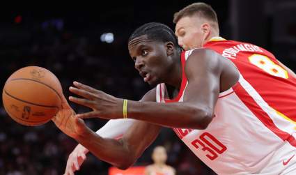 Clint Capela da una respuesta contundente al insulto de DeAndre Ayton
