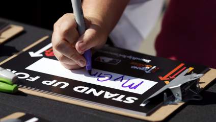 Chris Forbes, de los Rockies, abandona el campamento para recibir tratamiento mientras continúa su lucha contra el cáncer.