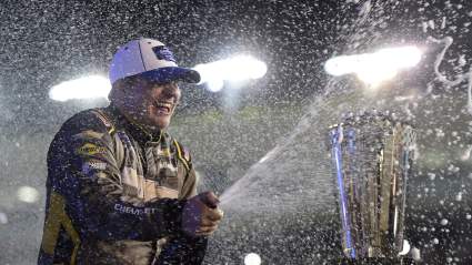 Sheldon Creed de NASCAR sobrevive al caos en Atlanta para finalmente ganar su primera carrera de la Serie O’Reilly