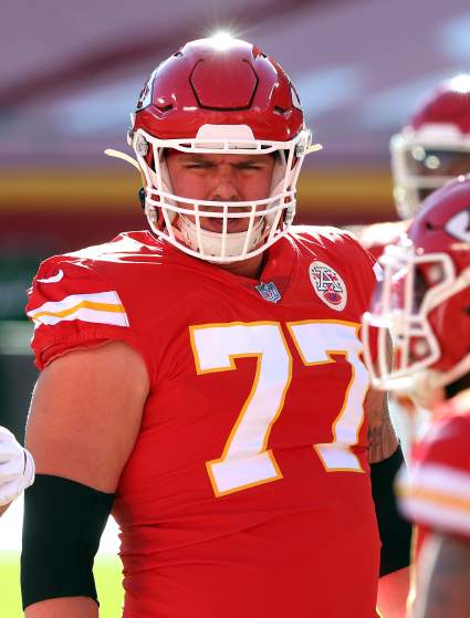 El tackle ofensivo de los Chiefs, con 59 titularidades, recibe una extensión de contrato de dos años.