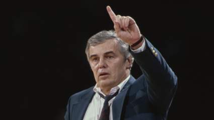 El legendario entrenador de la NBA muere a los 87 años