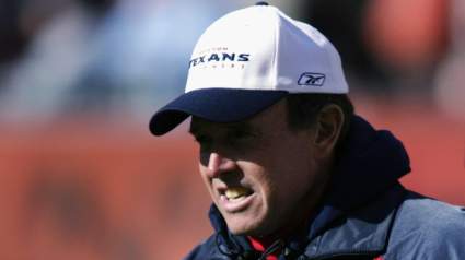 El exentrenador histórico de los Texans regresa a la AFC con su rival