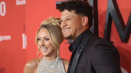 El mariscal de campo de los Chiefs, Patrick Mahomes, y su esposa, Brittany, hacen un anuncio televisivo.