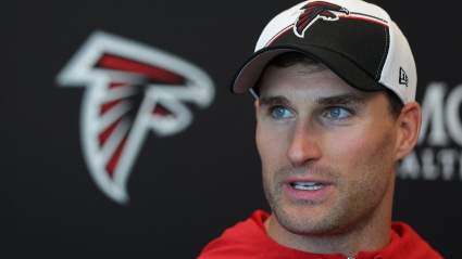 El ex quarterback de los Vikings, Kirk Cousins, recibe noticias destacadas de su carrera.