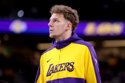 El pívot de los Lakers abandona repentinamente el equipo tras confirmarse su sorpresiva salida