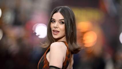 La esposa de Josh Allen, el mariscal de campo de los Bills, Hailee Steinfeld, revela la noticia de su embarazo.