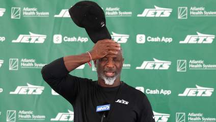 El entrenador en jefe de los Jets, Aaron Glenn, fue captado durmiendo en un momento viral del Combine de la NFL.