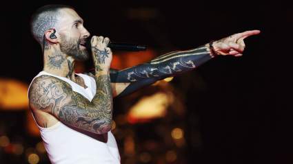 El momento del concierto de Tokio 2025 del coach de "Voice", Adam Levine, sigue impactando un año después