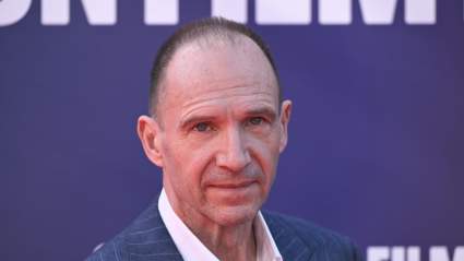 Ralph Fiennes parece revelar quién interpretará a Voldemort en 'Harry Potter' de HBO