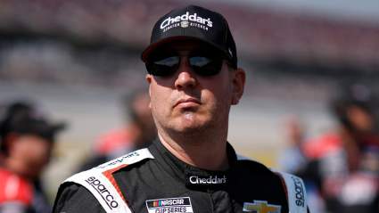 Accidentes múltiples acaban con contendientes de NASCAR en Atlanta