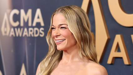LeAnn Rimes luce un vestido transparente mientras adelanta nueva música: "Espero que sea tan salvaje como nosotros"