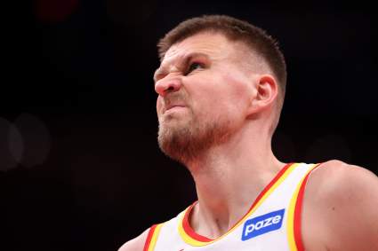 Los aficionados de la NBA reaccionan a la devastadora noticia de Kristaps Porzingis antes del partido Lakers-Warriors.