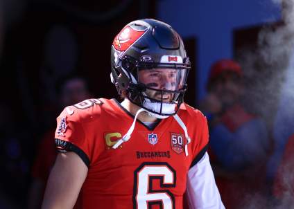 El mariscal de campo de los Buccaneers, Baker Mayfield, rompe el récord de Joe Burrow por goleada durante la temporada baja.