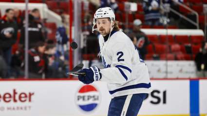 Un intercambio de los Oilers le otorga un contundente defensor de 1.93 metros de los Maple Leafs