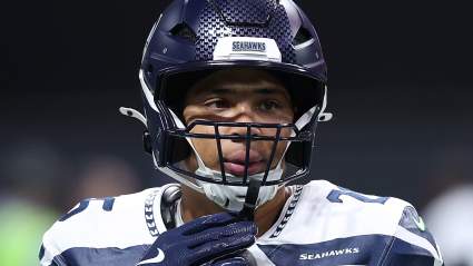 Zach Charbonnet, corredor de los Seahawks, comparte información sobre su lesión en redes sociales.