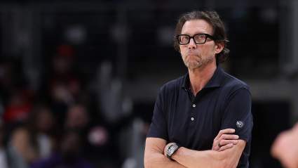 Los Hawks convierten a un francotirador bidireccional en un contrato estándar