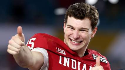 El mariscal de campo de los Indiana Hoosiers aclara su estado de LinkedIn tras una broma viral