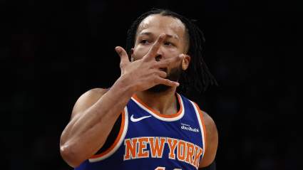 Jalen Brunson confronta a Paul Pierce por pisotear la camiseta de los Knicks