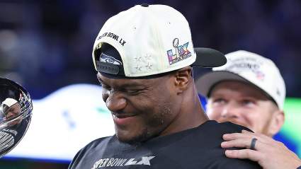 El gerente general de los Seahawks, John Schneider, envía un mensaje a Kenneth Walker en el Combine del Draft.