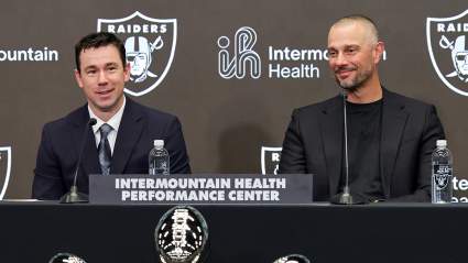 Los Raiders compiten con el mejor equipo universitario para contratar a un entrenador campeón del Super Bowl, según informe